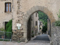 Le portail Haut de Prévinquières, village fortifié.