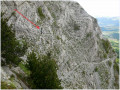 Le sentier caillouteux qui monte en lacets vers le Moutet