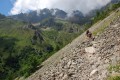 Le sentier chemine au dessus du torrent
