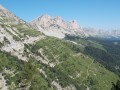 Le sentier sous le Grand Veymond vu de la crête du Brisoux