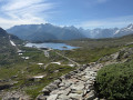 Le Totensee et le col du Grimsel depuis le sentier dall&eacute;