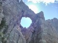 "Le trou de la bombe" (u tafanu d'u cumpuleddu) depuis le col de Bavella.