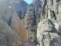"Le Trou de la Bombe" (u tafanu d'u cumpuleddu) depuis le col de Bavella.
