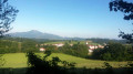 Le village d'Aïnhoa et la Rhune au fond