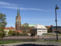 Les fl&egrave;ches de la cath&eacute;drale depuis les bords de l'Odra