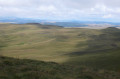 Les Monts du Cantal du sommet du Mont Chamaroux par temps couvert
