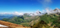 Les nuages s'accrochent aux sommets