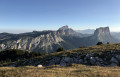 Les Rochers du Parquet devant Peyre Rouge et les Veymonts