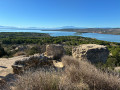 Les ruines du château, L'étang de Leucate et à l'horizon le Canigou
