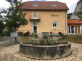Mairie et fontaine à Villas-sous-Ecot Mairie et fontaine à Villas-sous-Ecot