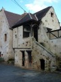 Maison avec perron du XVIIe siècle.