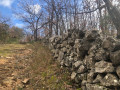 Long mur de pierres sèches