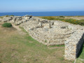 Sites préhistoriques, chapelle et fontaines sur fond de mer à Plouhinec