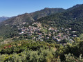 Le village d'Oletta vu du Mont Tuda, en boucle Le village d'Oletta vu du Mont Tuda, en boucle