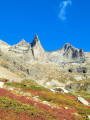 On distingue le refuge du Soreiller en dessous de l'aiguille de Dibona