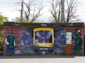 Mur tagué et panneaux de randonnées. Mur tagué et panneaux de randonnées.