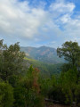 Panorama de L'Esterel en hiver par un ciel couvert.
