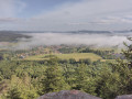 Panorama depuis la roche de Thon&eacute; avec du brouillard sur La Bourgonce