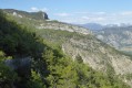 Panorama sur les sommets enneigés du Vercors, sur les falaises de Roche Boeuf, depuis le pas de la Bernarde