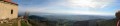 Panorama sur la vallée et en ligne d'horizon les alpes embrumées