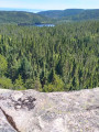 Panorama sur un lac depuis une plate-forme rocheuse