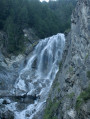 Der Hang von Stein und sein Wasserfall