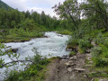 Passage au bord du fleuve