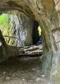 Passage creusé dans la roche pour accéder aux ruines du château.