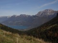 Vue sur le lac d'Annecy avec les Dents de Lanfont et la Tournette