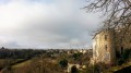 Vue vers la tourelle du château et le viaduc