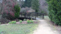 Petit pont dans le jardin paysager