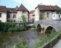 Petit pont de pierre au pied de la tour Gloriette