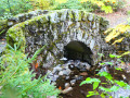 Petit pont en pierre au pied de la Roche &agrave; l'Appel