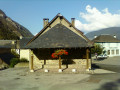 Petite halle à sur la place du village à Vignec Petite halle à sur la place du village à Vignec