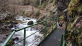 Petite passerelle qui longue la rivière