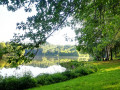 Petite pause sur la rive de l'étang de Poncharal Petite pause sur la rive de l'étang de Poncharal