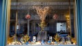 Au 106 Bd de Courcelles : devanture d'une boutique de luxe russe