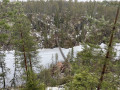 Pont suspendu sur le lac gel&eacute; du Julma-&Ouml;lkky, d&eacute;but mai