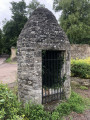 Puits entre l'église et la mairie d'Amblie