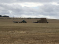 Ramassage des bottes de paille après la moisson