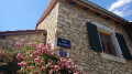 Roses sur pierres à Dorans