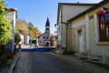 Rue pavée dans le centre de Teyjat. Vue sur l'église. Rue pavée dans le centre de Teyjat. Vue sur l'église.
