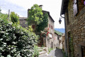 Ruelle typique des villages adossés à la montagne.