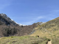 Sente qui grimpe vers le col après la cabane