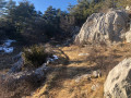 Sentier à travers les zones rocheuses.