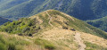 Sentier de montée et vue sur la vallée