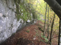 sentier en direction de la grotte du poucey