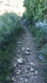 Sentier en pente et caillouteux