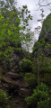 Sentier entre 2 parties de roches
