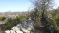 Sentier entre deux murs